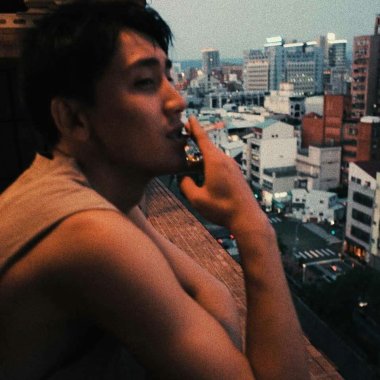 背琴向远方