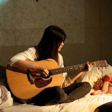 在十字路口奔馳著