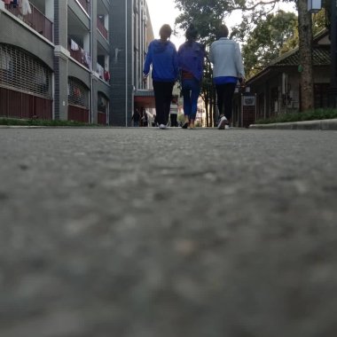 嗯。