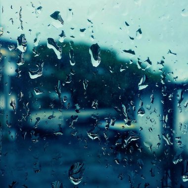 带上耳机，出门去淋雨