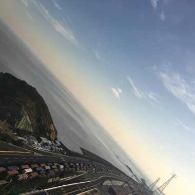 外面晴空万里家里闷热无比