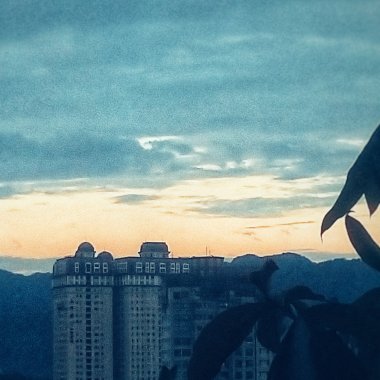 夏天夜晚，吹著風