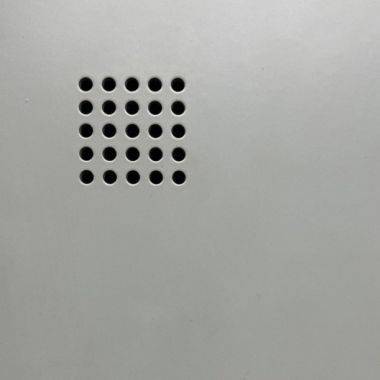 呃