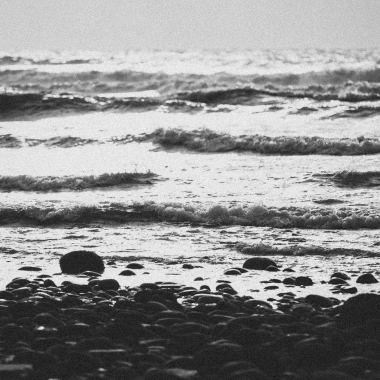 暗色海浪，拍打上岸