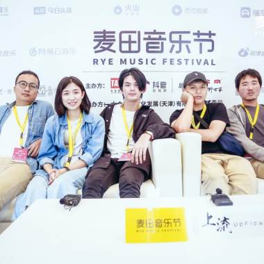 隔壁老王在偷聽：老王樂隊的歌單