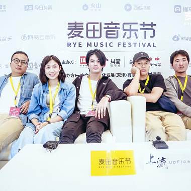隔壁老王在偷聽：老王樂隊的歌單