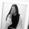 於此