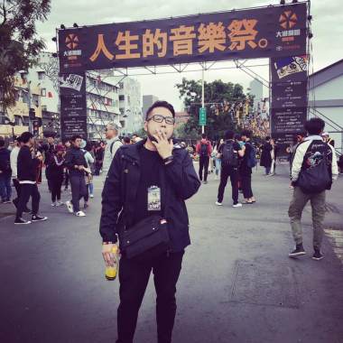 指尖上的菸