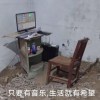 漂浮在深藍色水星上的不明物體