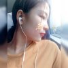 抱着一只小黑猫的牛奶