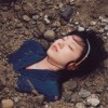 扶老奶奶过马路女士