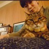 和小貓相擁