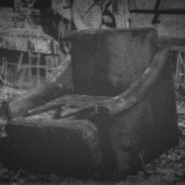 你總是會和廢棄場的舊椅子一起合照