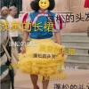 淡黄的长裙 蓬松的头发