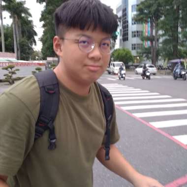 我有一個朋友他被女友分手了然後一直哭(demo)
