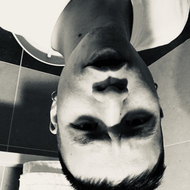 躲到廁所 BATHROOM (Prod . Chef D Beats)