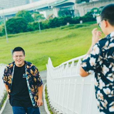 河堤上的她