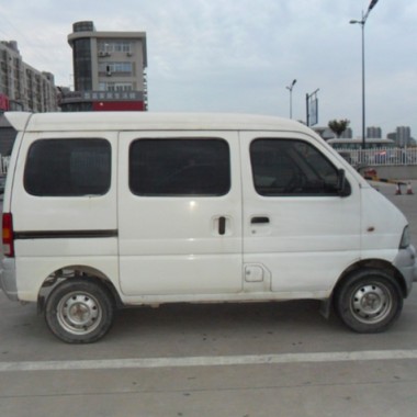 白色面包车