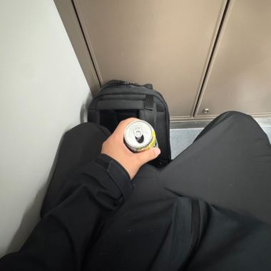 還是在第五節車廂喝酒