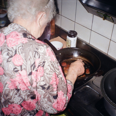 想念奶奶的時候就彈彈琴