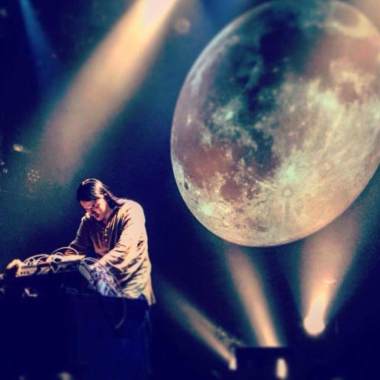 Chase After the ALIEN Behind the MOON
