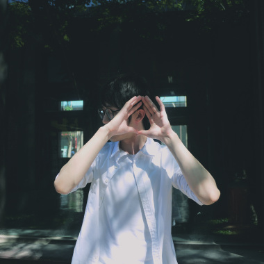 他是個迷人的大叔