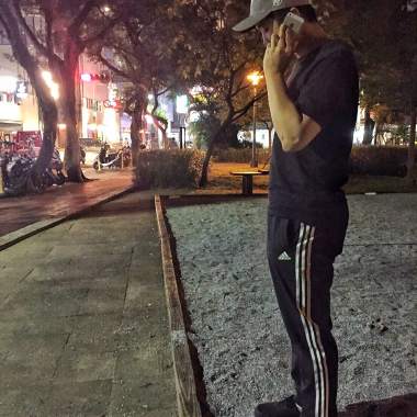不夠格 