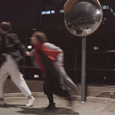 雾升起在眼里的夜，在废墟中拥抱跳舞吃冰淇淋